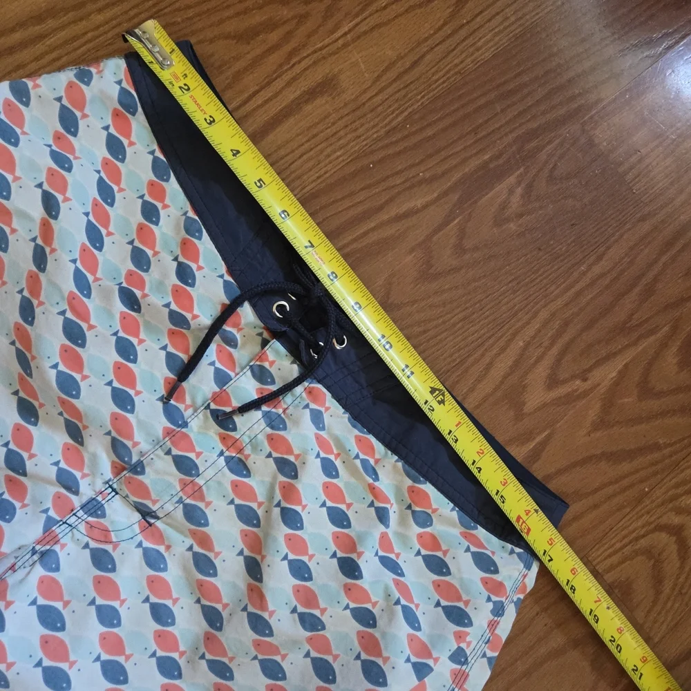 J. Crew Men's BroadShorts - Peach and Blue Fish Print‎ Size 32